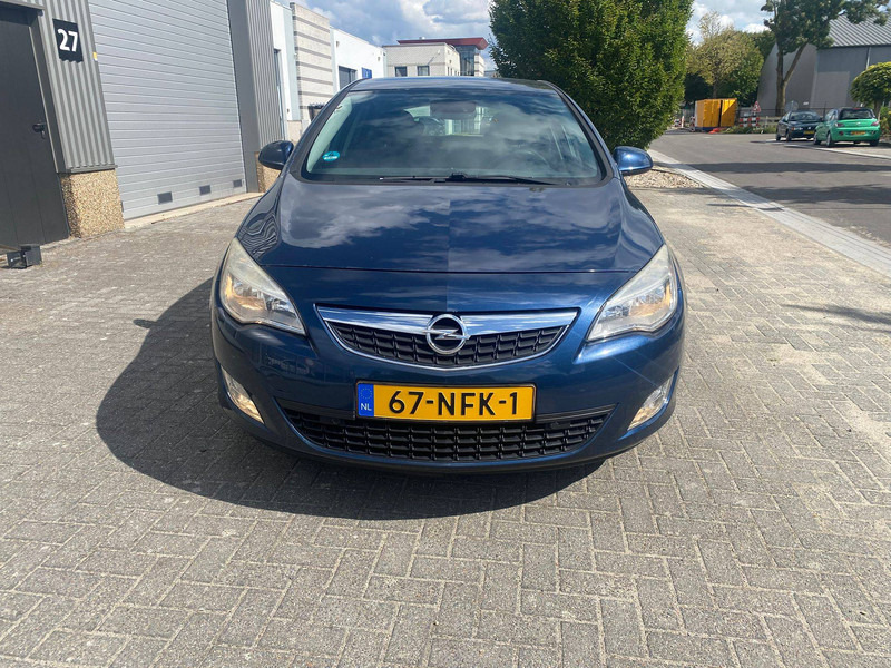Opel Astra 1.6 - סדאן: תמונה 4 Opel Astra 1.6 - סדאן: תמונה 4