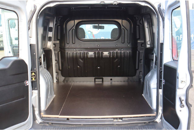 כלי רכב מסחרי עם לוח Opel Combo: תמונה 18