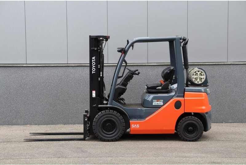 Toyota 02-8FGF25 - מלגזת LPG: תמונה 2 Toyota 02-8FGF25 - מלגזת LPG: תמונה 2