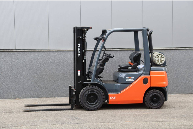 Toyota 02-8FGF25 - מלגזת LPG: תמונה 1 Toyota 02-8FGF25 - מלגזת LPG: תמונה 1