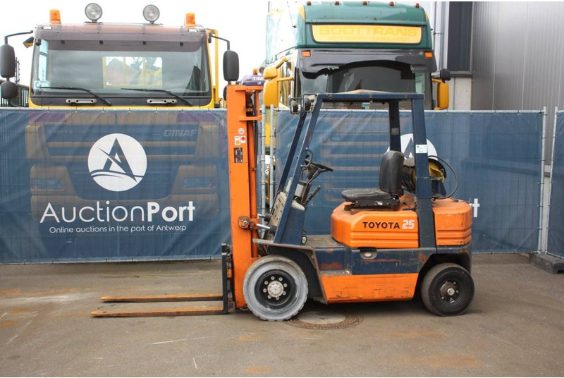 Toyota 42-5FGF-25 - מלגזת LPG: תמונה 1 Toyota 42-5FGF-25 - מלגזת LPG: תמונה 1