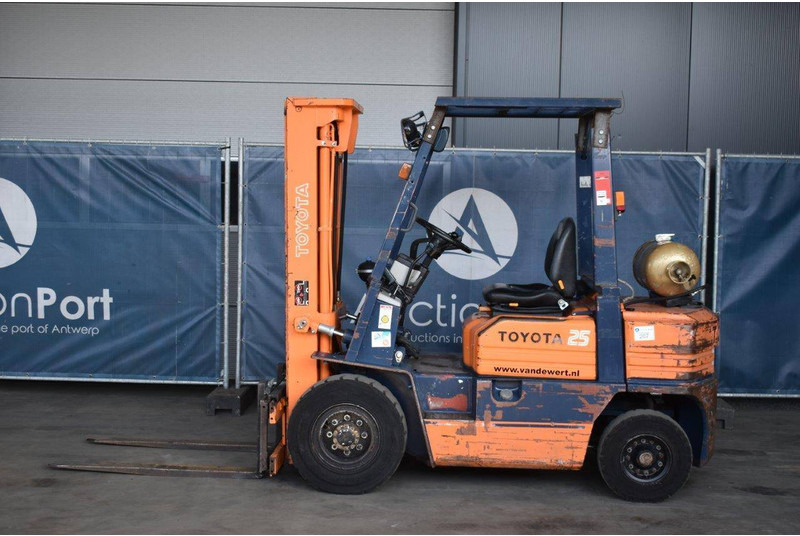 Toyota 42-5FGF25 - מלגזת LPG: תמונה 2 Toyota 42-5FGF25 - מלגזת LPG: תמונה 2