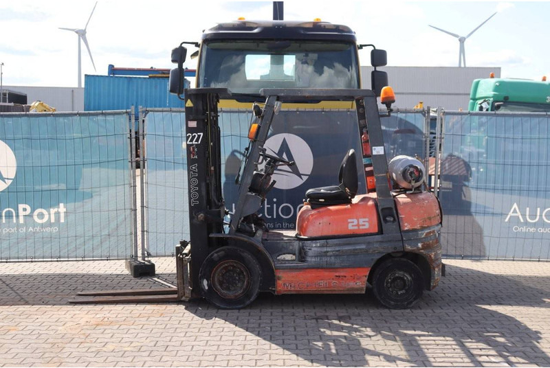 Toyota 42-6FGF25 - מלגזת LPG: תמונה 2 Toyota 42-6FGF25 - מלגזת LPG: תמונה 2