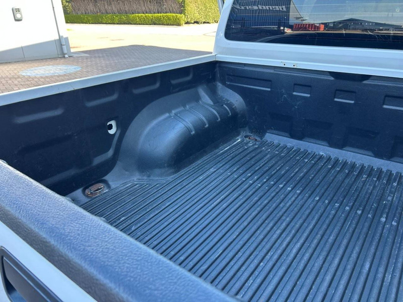 מכונית Volkswagen Amarok: תמונה 16