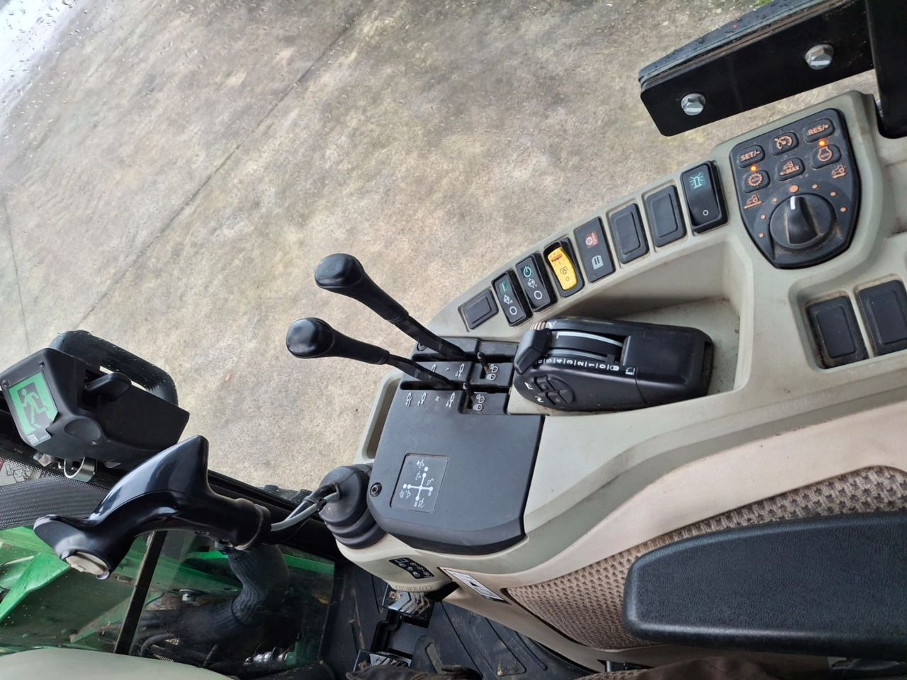 טרקטור קומפקטי John Deere 4066R: תמונה 6