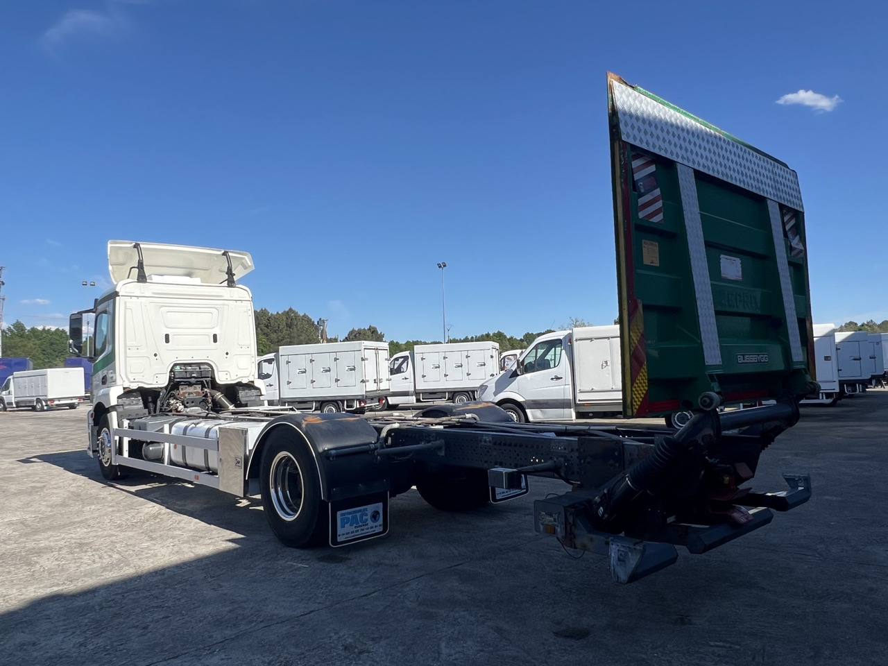 Camión Mercedes frigorífico - משאית עם שלדת תא: תמונה 4 Camión Mercedes frigorífico - משאית עם שלדת תא: תמונה 4