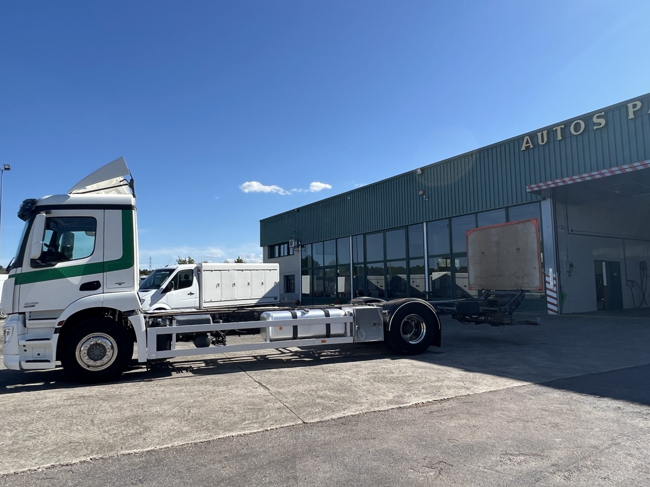 Camión Mercedes frigorífico - משאית עם שלדת תא: תמונה 2 Camión Mercedes frigorífico - משאית עם שלדת תא: תמונה 2