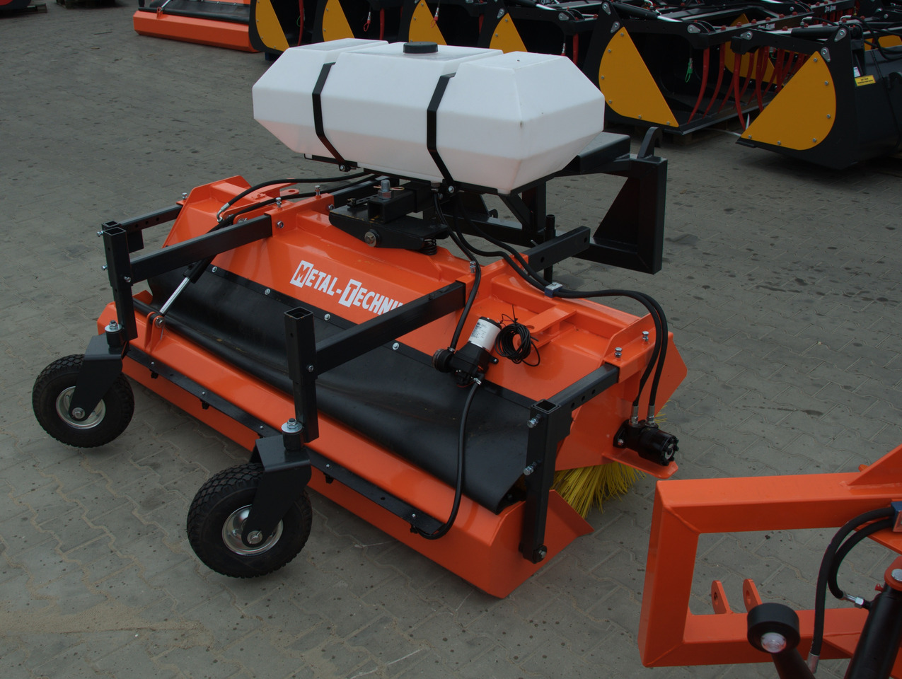 Metal-Technik Zamiatarka 1400 mm / Kehrmaschine 1400 mm/Sweeper 1400 mm/ Подметальная машина 1400 мм - מטאטא: תמונה 4 Metal-Technik Zamiatarka 1400 mm / Kehrmaschine 1400 mm/Sweeper 1400 mm/ Подметальная машина 1400 мм - מטאטא: תמונה 4