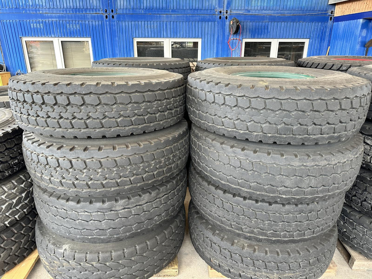 Liebherr Zubehör = Kompletträder 16 x Bridgestone VHS 445/95 R25 (16.00 R25) - עגורן נייד: תמונה 1 Liebherr Zubehör = Kompletträder 16 x Bridgestone VHS 445/95 R25 (16.00 R25) - עגורן נייד: תמונה 1