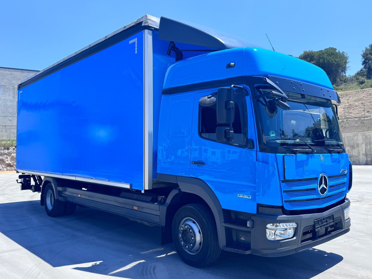 MERCEDES BENZ 13.30L Atego E6 (Tauliner) - משאית וילונות צד: תמונה 2 MERCEDES BENZ 13.30L Atego E6 (Tauliner) - משאית וילונות צד: תמונה 2