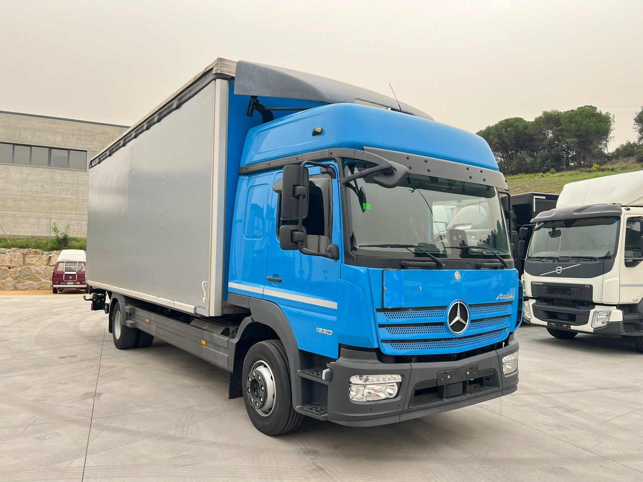 MERCEDES BENZ 13.30L Atego E6 (Tauliner) - משאית וילונות צד: תמונה 2 MERCEDES BENZ 13.30L Atego E6 (Tauliner) - משאית וילונות צד: תמונה 2