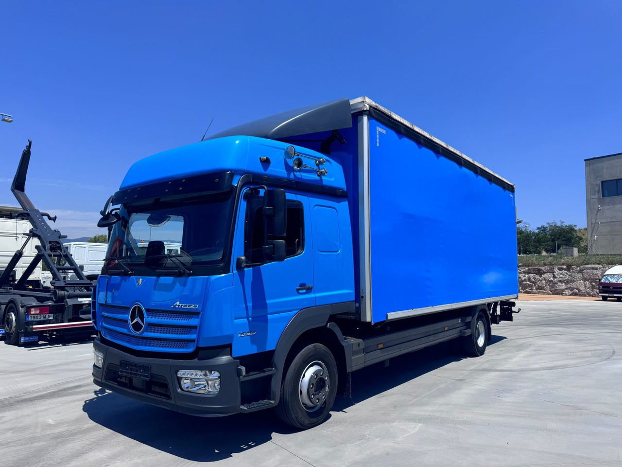MERCEDES BENZ 13.30L Atego E6 (Tauliner) - משאית וילונות צד: תמונה 1 MERCEDES BENZ 13.30L Atego E6 (Tauliner) - משאית וילונות צד: תמונה 1