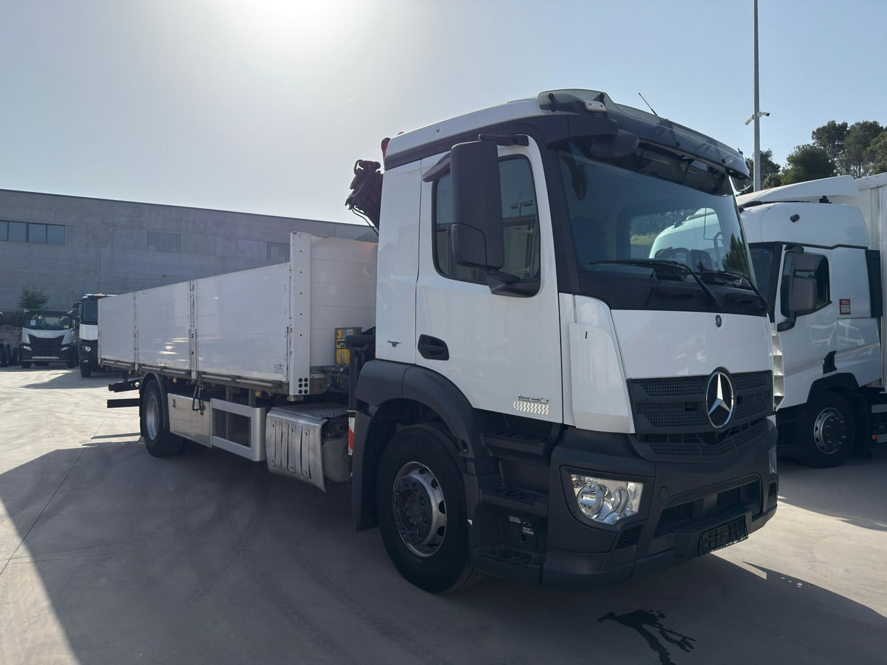 MERCEDES BENZ 18.30 Antos E6 (Platform and Grave) - משאית צד נופל/ שטוחה, משאית מנוף: תמונה 2 MERCEDES BENZ 18.30 Antos E6 (Platform and Grave) - משאית צד נופל/ שטוחה, משאית מנוף: תמונה 2