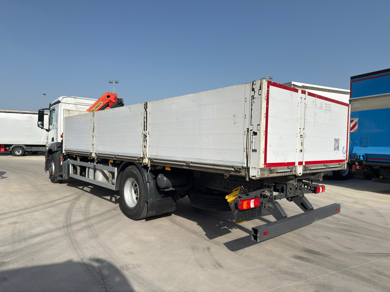 MERCEDES BENZ 18.30 Antos E6 (Platform and Grave) - משאית צד נופל/ שטוחה, משאית מנוף: תמונה 4 MERCEDES BENZ 18.30 Antos E6 (Platform and Grave) - משאית צד נופל/ שטוחה, משאית מנוף: תמונה 4