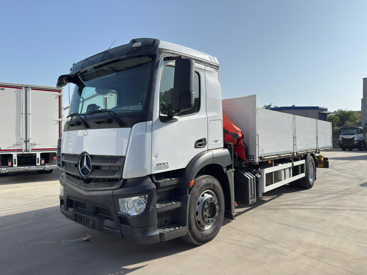 MERCEDES BENZ 18.30 Antos E6 (Platform and Grave) - משאית צד נופל/ שטוחה, משאית מנוף: תמונה 1 MERCEDES BENZ 18.30 Antos E6 (Platform and Grave) - משאית צד נופל/ שטוחה, משאית מנוף: תמונה 1