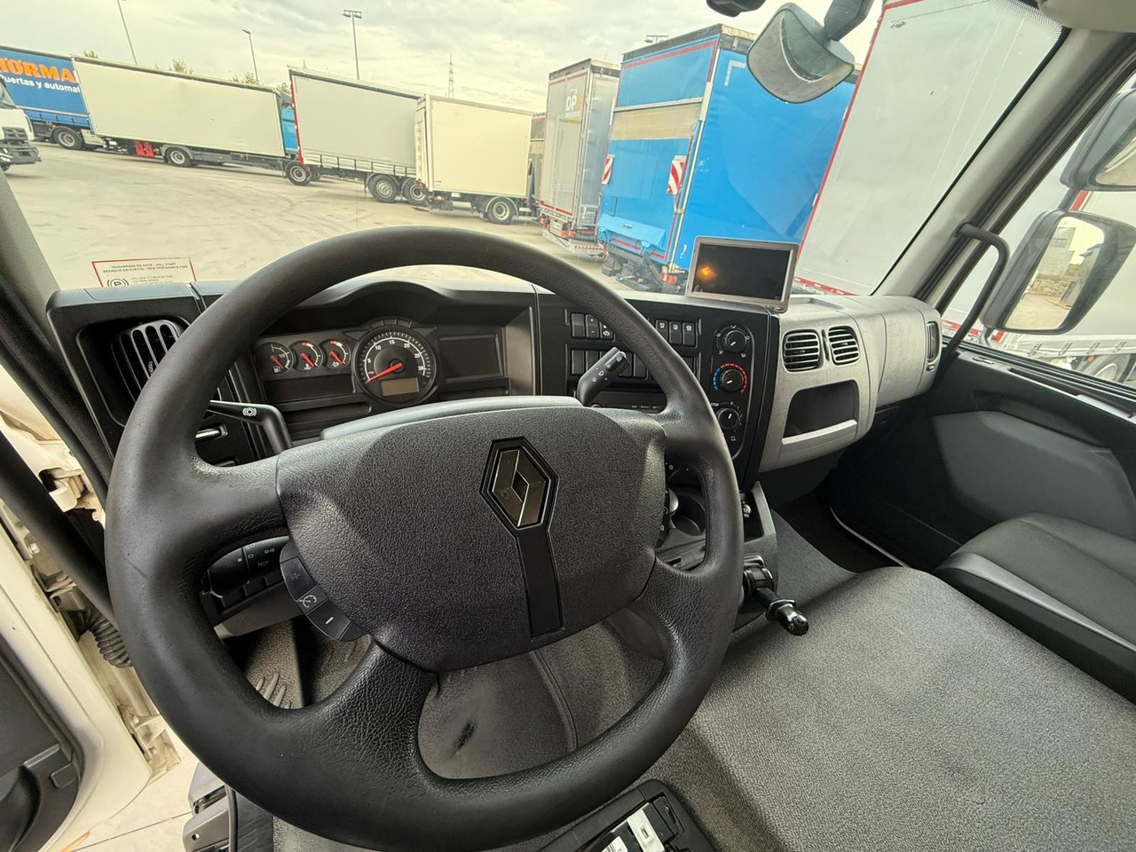 RENAULT D12.240 E6 (Tauliner) - משאית וילונות צד: תמונה 5 RENAULT D12.240 E6 (Tauliner) - משאית וילונות צד: תמונה 5