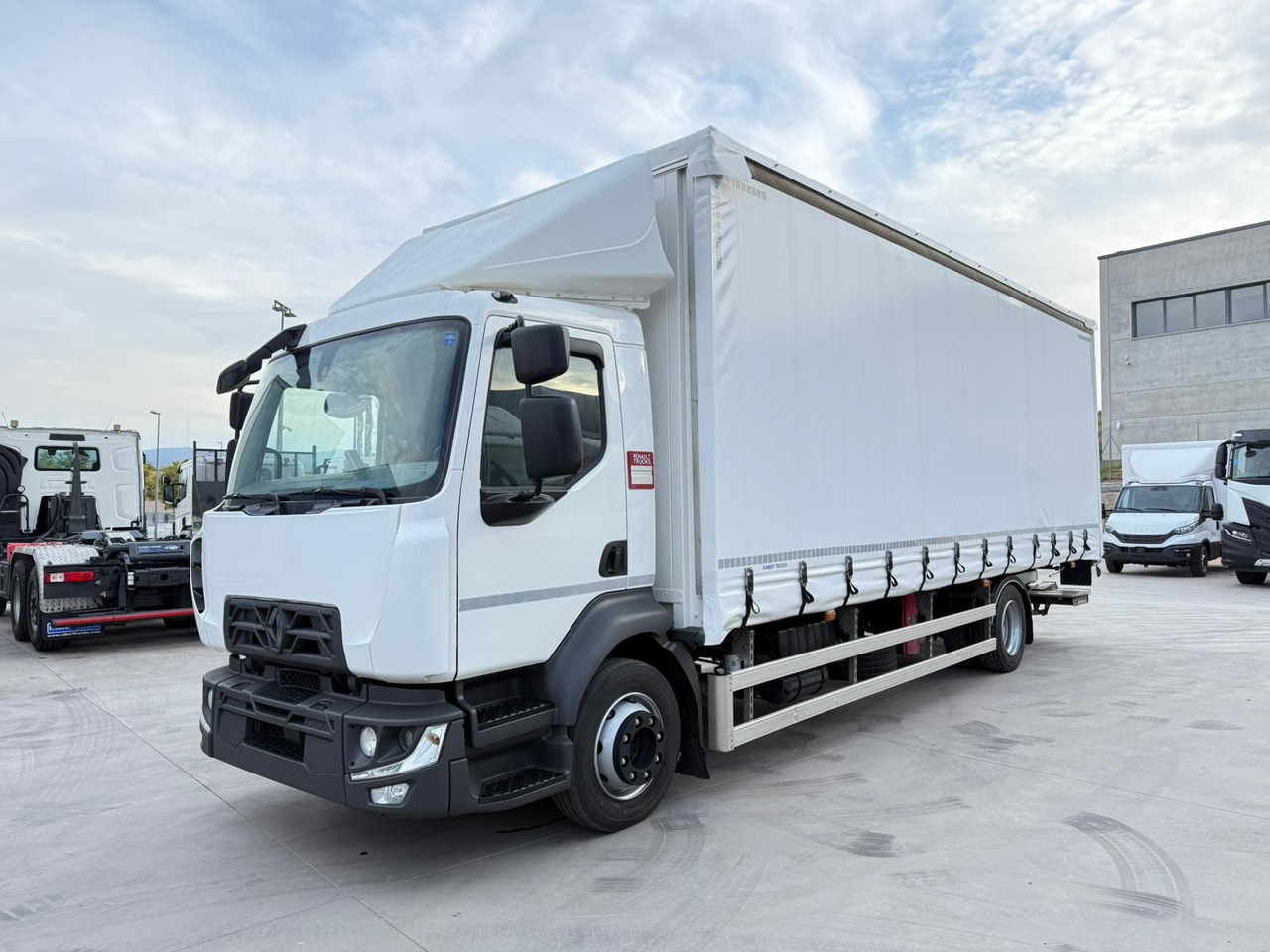 RENAULT D12.240 E6 (Tauliner) - משאית וילונות צד: תמונה 1 RENAULT D12.240 E6 (Tauliner) - משאית וילונות צד: תמונה 1