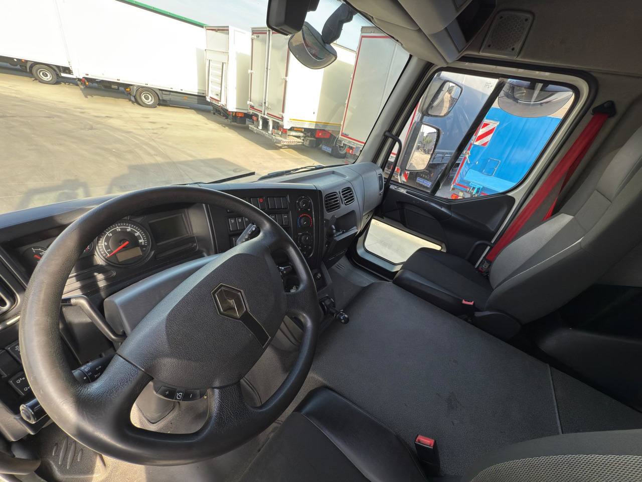RENAULT D19 E6 (VAN) - משאית תיבה: תמונה 5 RENAULT D19 E6 (VAN) - משאית תיבה: תמונה 5