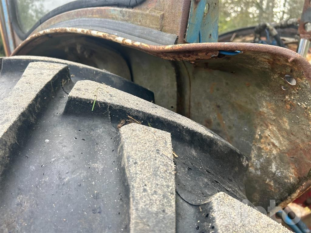 טרקטור חקלאי FORD 4000: תמונה 6