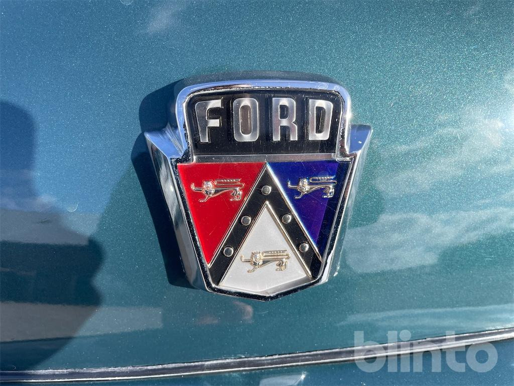 מכונית FORD V-8 CUSTOM DE LUXE: תמונה 25