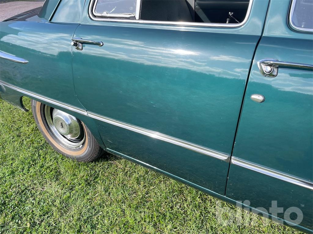 מכונית FORD V-8 CUSTOM DE LUXE: תמונה 30