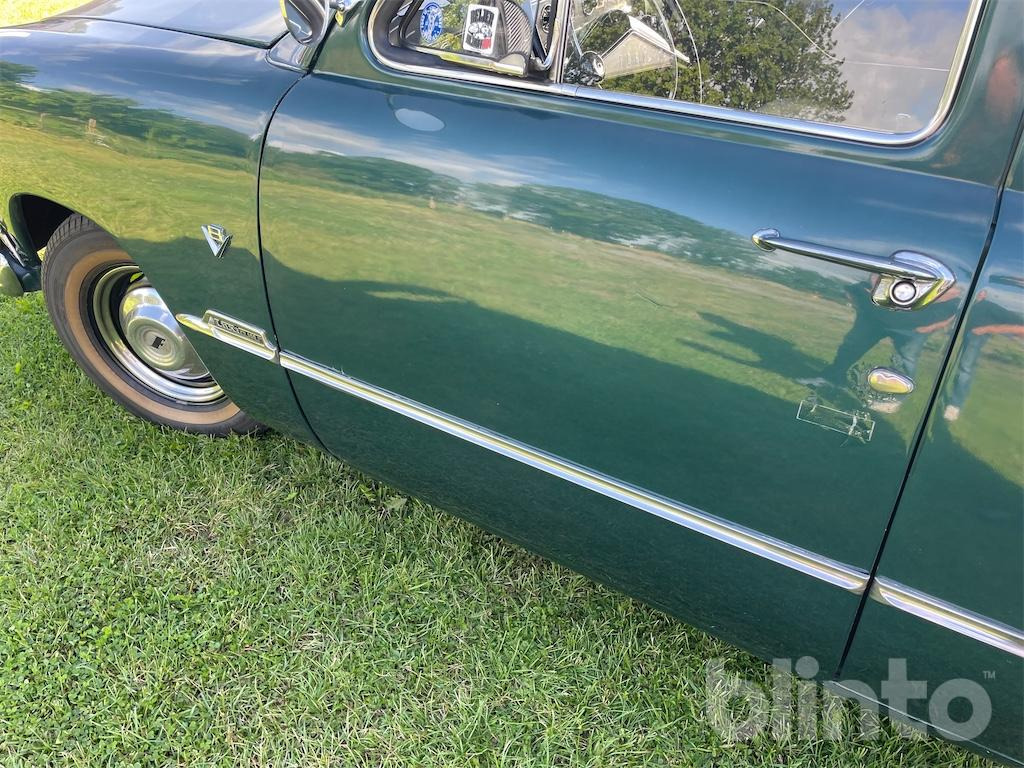 מכונית FORD V-8 CUSTOM DE LUXE: תמונה 16