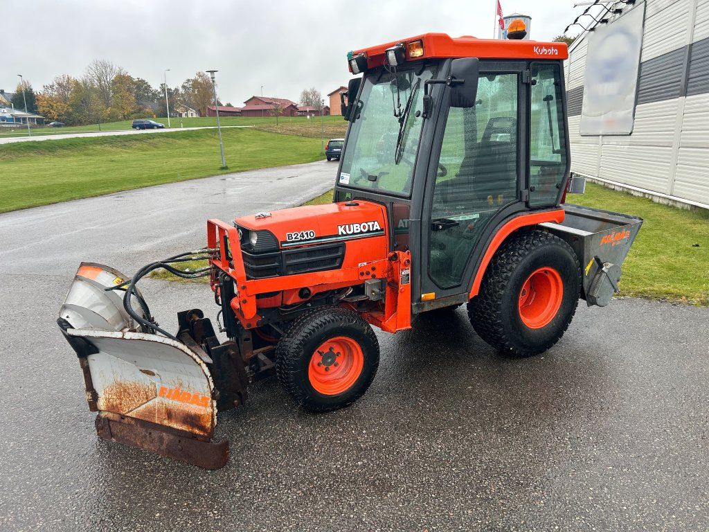 Kubota B2410 4WD med vikplog & sandspridare - טרקטור חקלאי: תמונה 1 Kubota B2410 4WD med vikplog & sandspridare - טרקטור חקלאי: תמונה 1