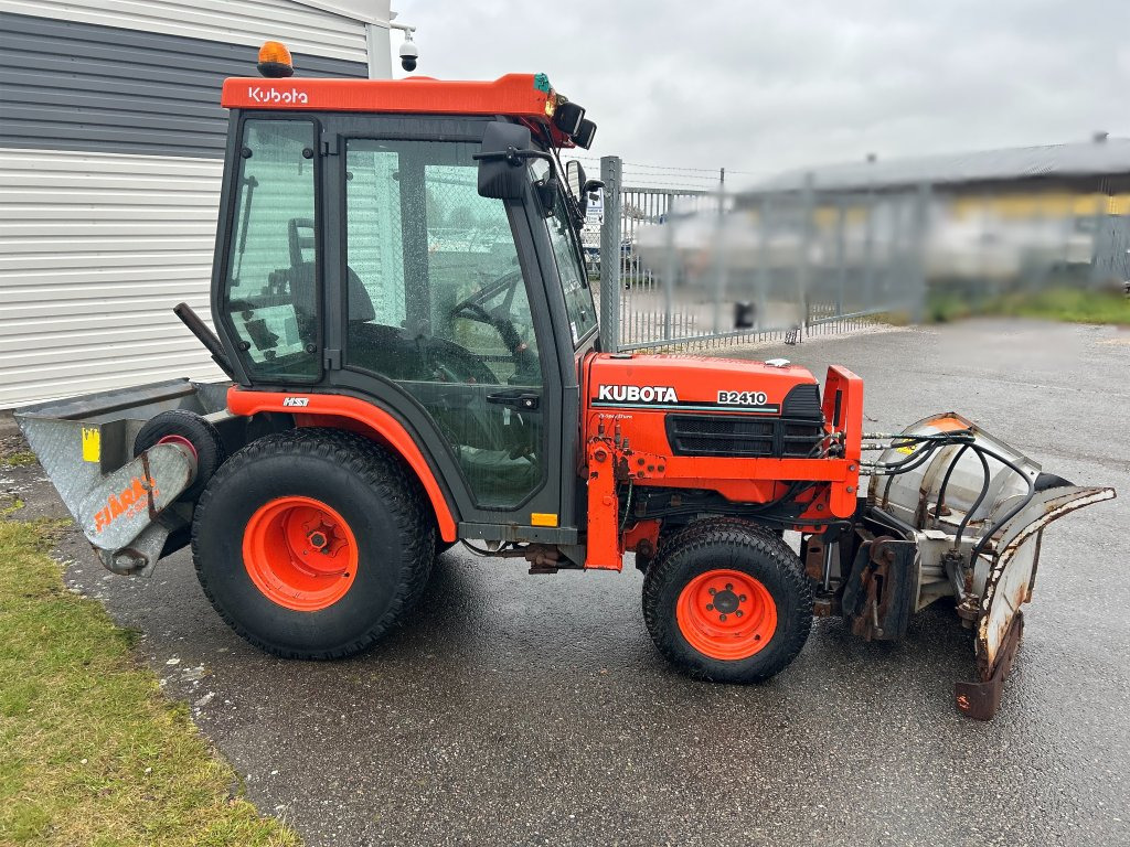 Kubota B2410 4WD med vikplog & sandspridare - טרקטור חקלאי: תמונה 5 Kubota B2410 4WD med vikplog & sandspridare - טרקטור חקלאי: תמונה 5