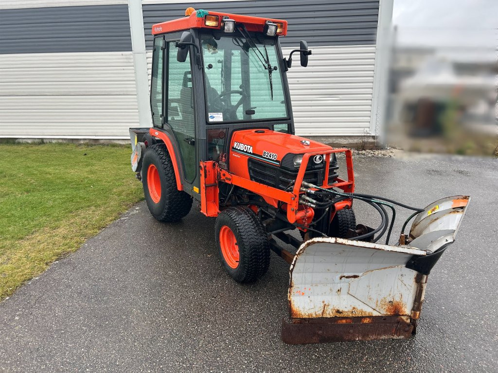 Kubota B2410 4WD med vikplog & sandspridare - טרקטור חקלאי: תמונה 4 Kubota B2410 4WD med vikplog & sandspridare - טרקטור חקלאי: תמונה 4