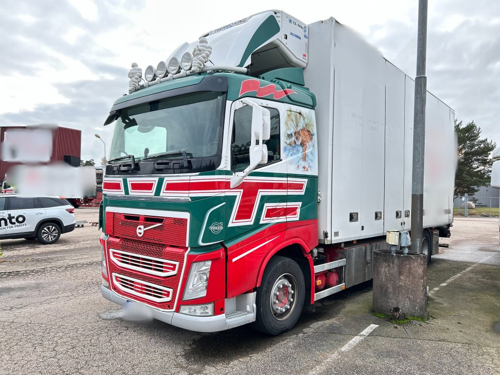 Skåpbil Volvo FH bussbyggskåp med kylaggregat - משאית קירור: תמונה 1 Skåpbil Volvo FH bussbyggskåp med kylaggregat - משאית קירור: תמונה 1