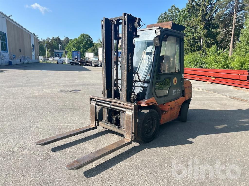 TOYOTA 02-7FDJF35 med förlängningsbara gafflar - מלגזת סולר: תמונה 1 TOYOTA 02-7FDJF35 med förlängningsbara gafflar - מלגזת סולר: תמונה 1