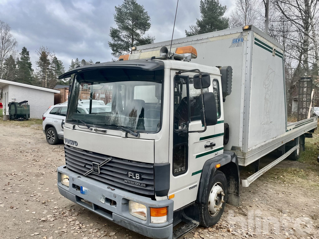 VOLVO FL612 4X2 med ramper - משאית צד נופל/ שטוחה: תמונה 2 VOLVO FL612 4X2 med ramper - משאית צד נופל/ שטוחה: תמונה 2