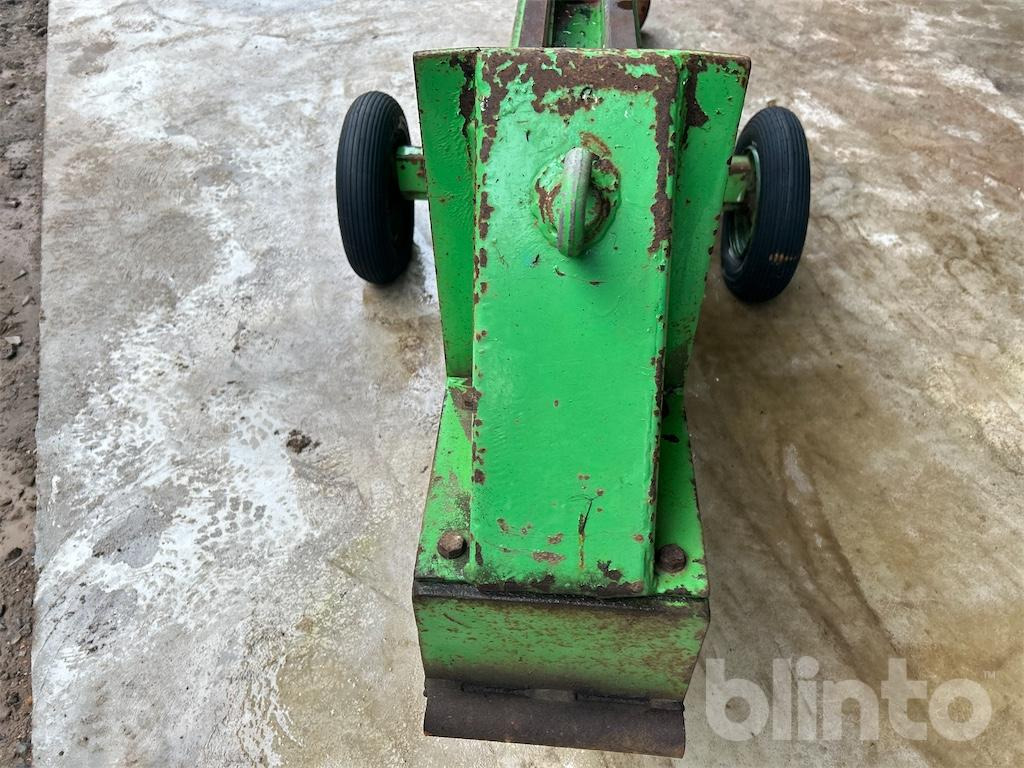 - מבקעת עצים: תמונה 5 - מבקעת עצים: תמונה 5