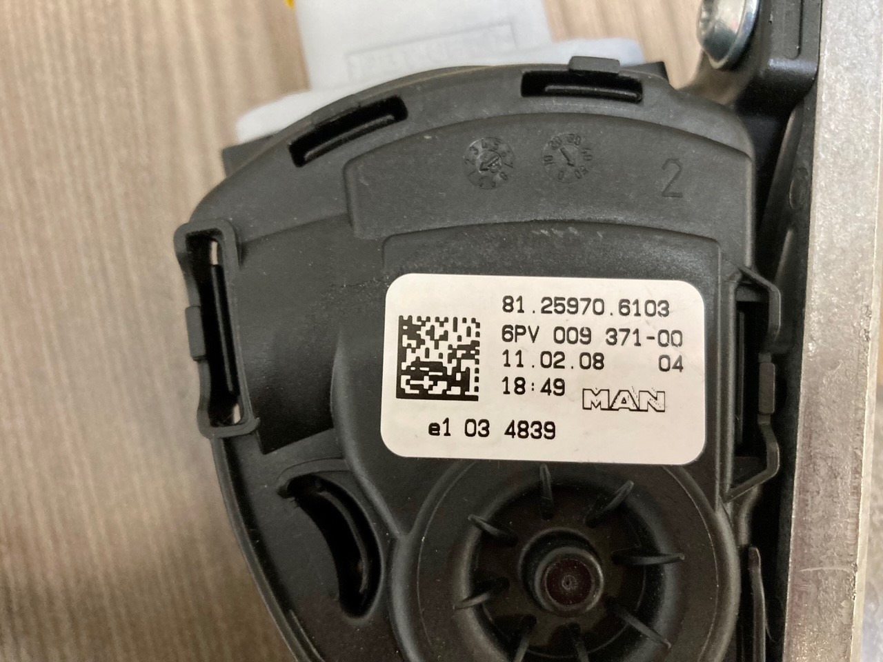 SENSORE POSIZIONE DEL PEDALE - MAN 81259706103 - HELLA 6PV 009 371-00 / 6PV 009 371-711 - דוושה עבור משאית: תמונה 4 SENSORE POSIZIONE DEL PEDALE - MAN 81259706103 - HELLA 6PV 009 371-00 / 6PV 009 371-711 - דוושה עבור משאית: תמונה 4