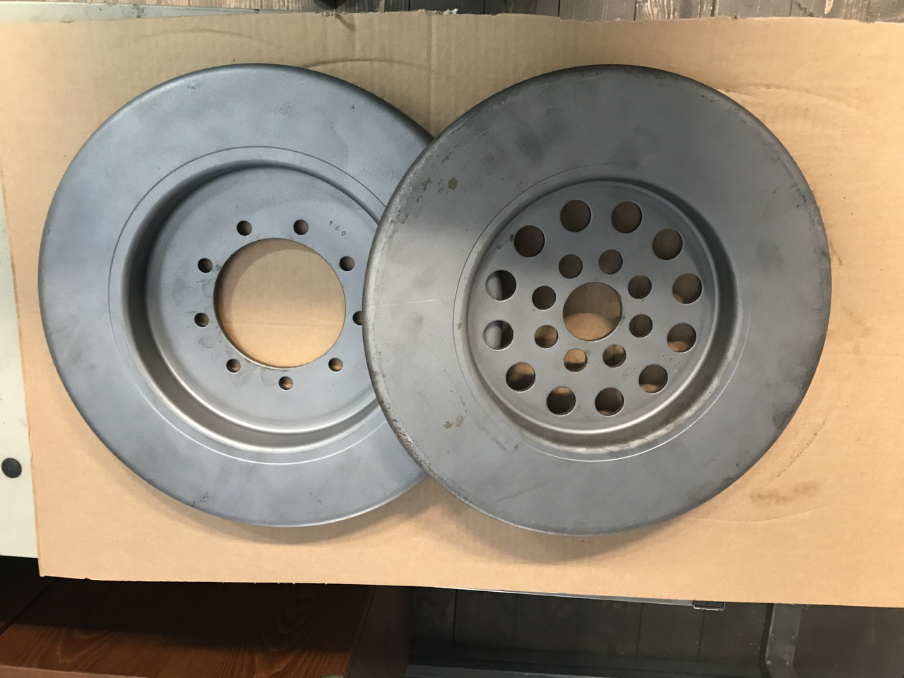 SMORZATORE VIBRAZIONI ALBERO A GOMITI MOTORE MAN D2066 / D2676 - מנוע וחלקים עבור משאית: תמונה 1 SMORZATORE VIBRAZIONI ALBERO A GOMITI MOTORE MAN D2066 / D2676 - מנוע וחלקים עבור משאית: תמונה 1