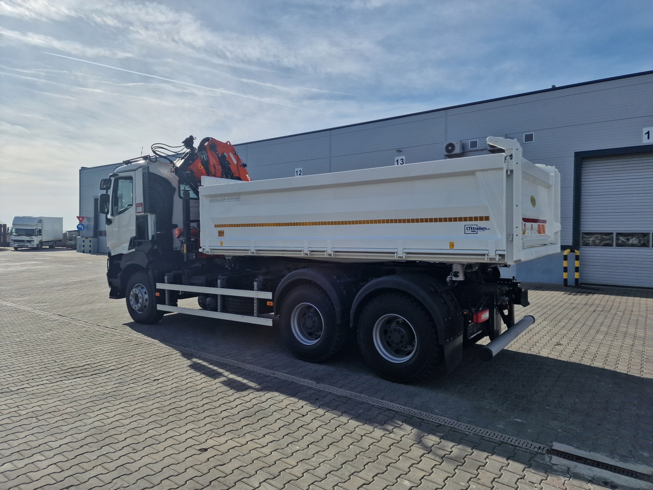 Renault - משאית צד נופל/ שטוחה, משאית מנוף: תמונה 3 Renault - משאית צד נופל/ שטוחה, משאית מנוף: תמונה 3