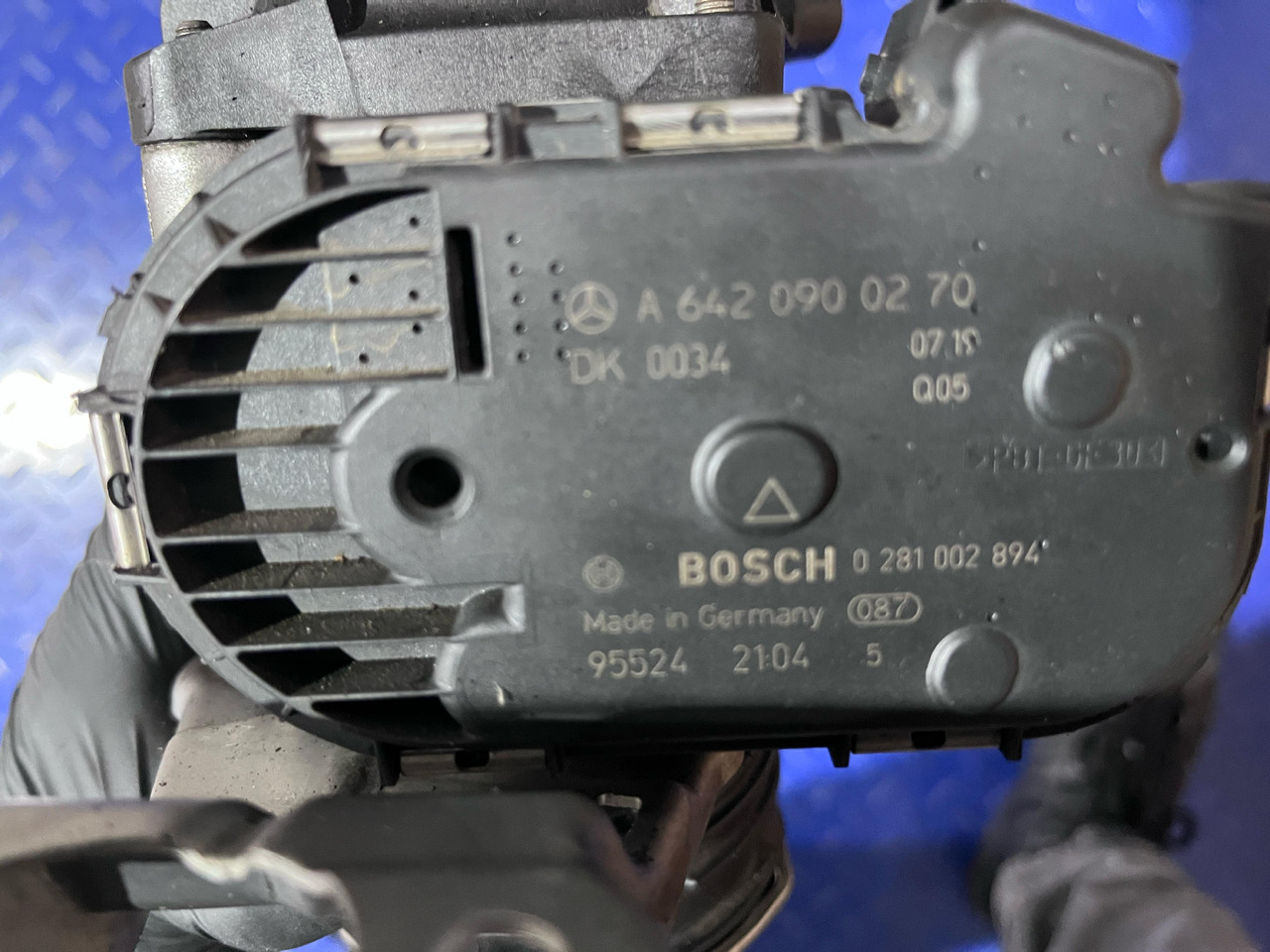Mercedes Benz Intake Pipe and Throttle A6420901637 / A6420900270 - מערכת כניסת אוויר: תמונה 3 Mercedes Benz Intake Pipe and Throttle A6420901637 / A6420900270 - מערכת כניסת אוויר: תמונה 3