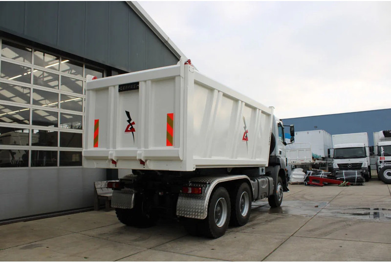 Mercedes-Benz Axor 3344 K 6x4 Tipper Truck - מזהיר: תמונה 4 Mercedes-Benz Axor 3344 K 6x4 Tipper Truck - מזהיר: תמונה 4