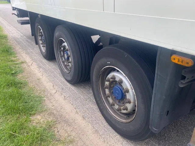 Schmitz Cargobull sko koelvries met carrier vector motor, saf assen disc brakes, 2 x lift , tuv gultig - סמיטריילר עם קירור: תמונה 4 Schmitz Cargobull sko koelvries met carrier vector motor, saf assen disc brakes, 2 x lift , tuv gultig - סמיטריילר עם קירור: תמונה 4